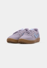 Sneaker in tela viola con dettagli azzurri, punta rotonda e suole in gomma naturale dotate di scanalature testurizzate per una migliore aderenza.