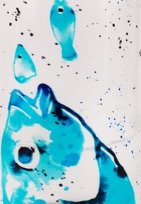 Keramikkaffeebecher mit türkisfarbenen Fischillustrationen auf weißem Hintergrund, ergänzt durch blaue Spritzmuster und einer glänzenden Oberfläche.
