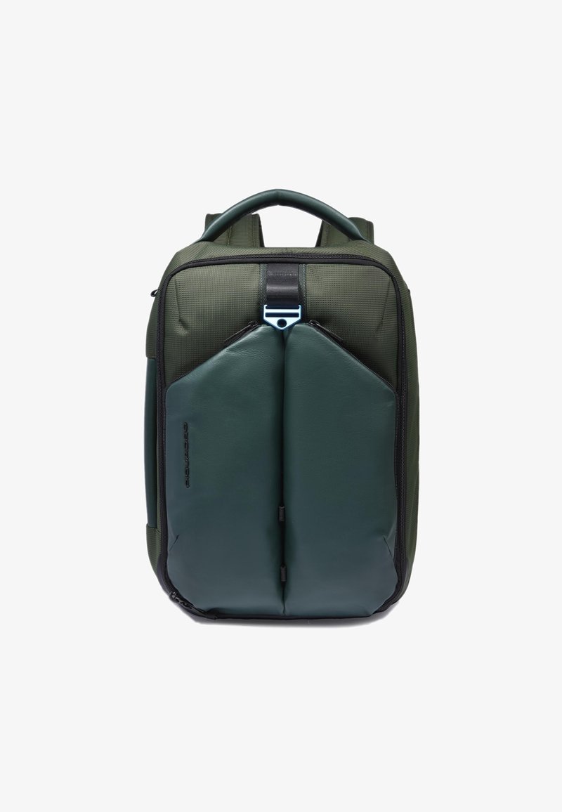 Zaino verde realizzato in nylon testurizzato e pelle liscia, con due tasche frontali, una maniglia robusta e spallacci regolabili.