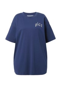 Námořnická modrá oversized tričko vyrobené z bavlny, s jemným grafickým designem v multicolor písmu na levém prsu. Krátké rukávy.