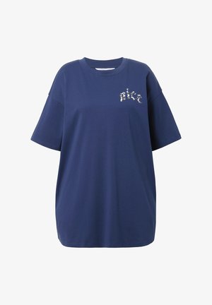 Mørkeblå oversized t-shirt lavet af bomuld, med et subtilt grafisk design i flerfarvede bogstaver på venstre bryst. Korte ærmer.