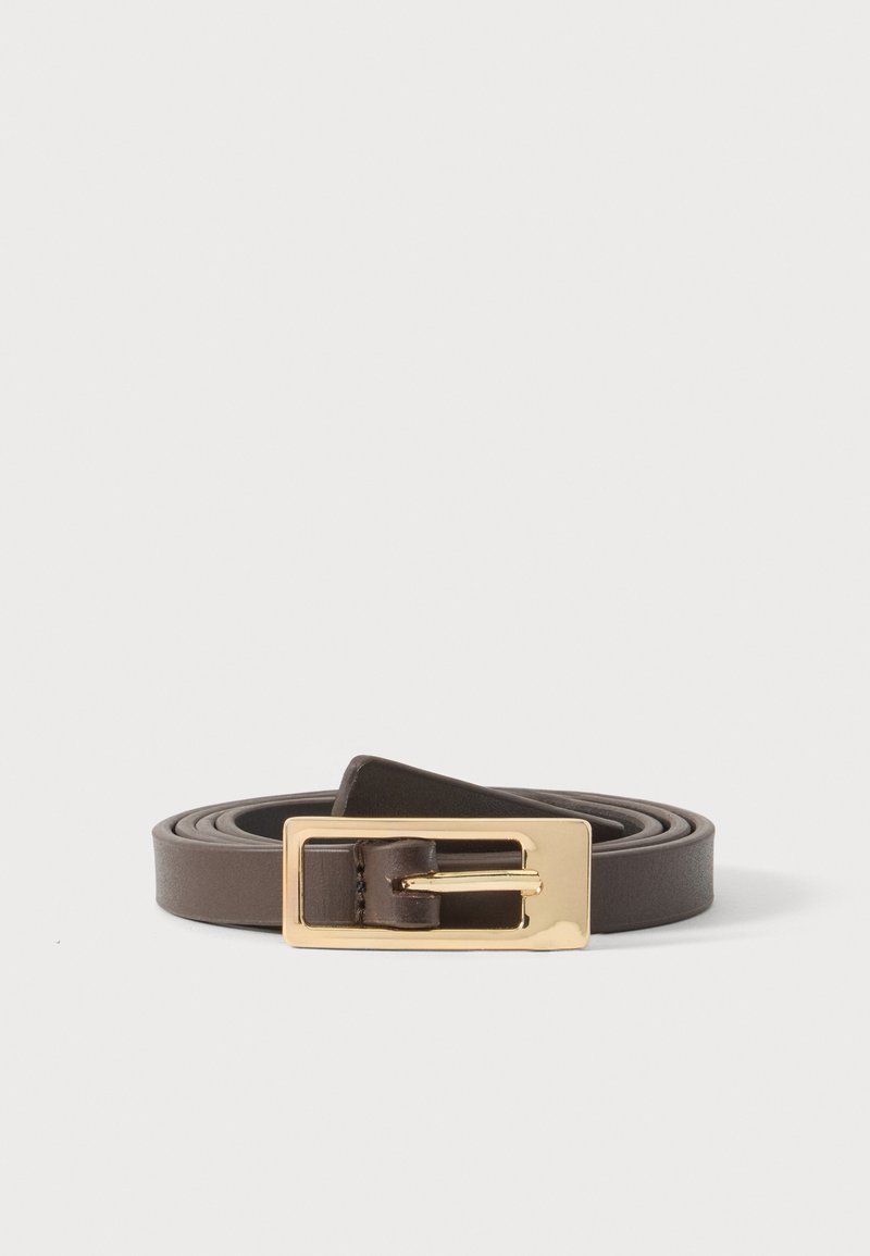 Ceinture en cuir marron foncé roulée avec une boucle rectangulaire en or poli sur fond blanc.