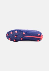 Crampon de football avec une tige texturée violette, présentant des accents rose et une semelle à motifs cloutée pour une adhérence sur les surfaces en herbe.