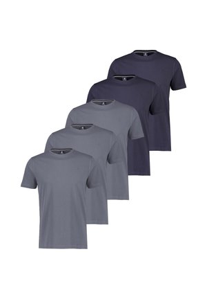 Fem ensfarvede T-shirts med rund hals i forskellige nuancer af grå og marineblå, arrangeret i en skæv række.