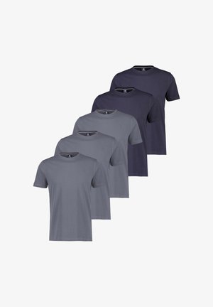 Vijf effen T-shirts met ronde hals in verschillende tinten grijs en marineblauw, gerangschikt in een schuine rij.