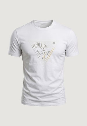 Weißes T-Shirt mit kurzen Ärmeln und einem metallisch goldenen Guess-Logo in Form eines Dreiecks mit Fragezeichen auf der Brust, dargestellt vor einem neutralen Hintergrund.