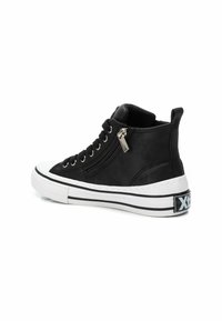 Zapatillas altas negras con parte superior de tela suave, suela de goma blanca, detalle de cremallera plateada y rayas en contraste en blanco y negro.