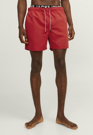 Shorts de bain rouges avec une taille à cordon de serrage et un cordon gris contrastant. Tissu lisse, coupe au genou, détails de couture minimaux.