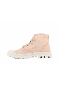 Canvasankelstövlar i ljusrosa med gummitå och texturerad sula. Har metallöglor och snören för en säker passform.