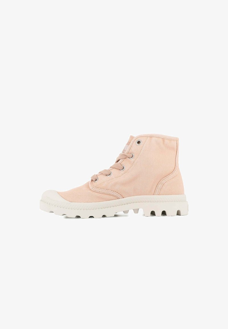 Canvasankelstövlar i ljusrosa med gummitå och texturerad sula. Har metallöglor och snören för en säker passform.