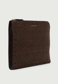 Clutch bag in pelle intrecciata marrone scuro con una texture liscia, dotata di zip e con un logo in rilievo sulla parte frontale.
