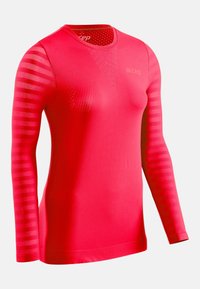 Rotes sportliches Langarmshirt mit rundem Halsausschnitt, strukturiertem Körper und gestreiften Mesh-Details an den Ärmeln, aus fe moisture-wicking Material hergestellt.