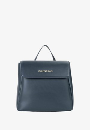 Sac à dos en cuir bleu foncé avec un design structuré, logo doré sur le devant, rabat supérieur et une poignée sur le dessus pour un transport facile.