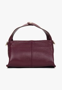 Bordowa skórzana torba o fakturowanym wykończeniu, z krótkim uchwytem i złotym zapięciem na zatrzask. Prosty, kompaktowy, prostokątny kształt.