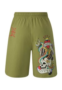 Pantaloni shorts di colore verde oliva con elastico in vita, caratterizzati da un vivace design tatuato con teschio, serpenti e il testo "NEW YORK CITY."