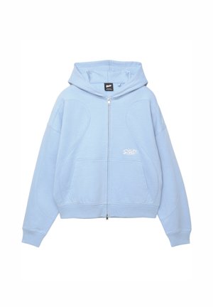 Svetlo modra zip-up kapuca iz mehkega materiala, z uro, sprednjima žepoma in subtilnim logotipom na prsih.