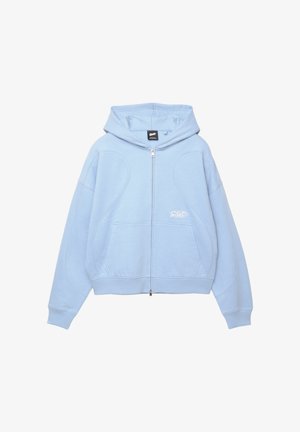 Lichtblauwe zip-up hoodie gemaakt van zachte stof, met een capuchon, voorzakken en subtiele logo-details op de borst.