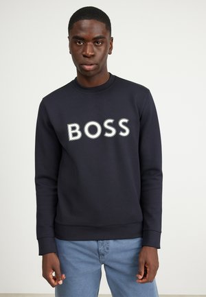 Sudadera azul marino hecha de una mezcla de algodón, con un cuello redondo y gran texto blanco "BOSS" en el pecho.