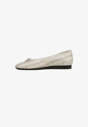Chaussure plate beige clair à texture peau de serpent, bout arrondi, petit nœud à l'avant et fine semelle noire.