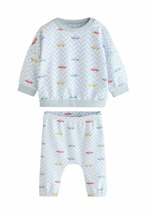 Blauwe geruite babyoutfit met een langemouwen top en bijpassende broek, versierd met kleurrijke autoprints.
