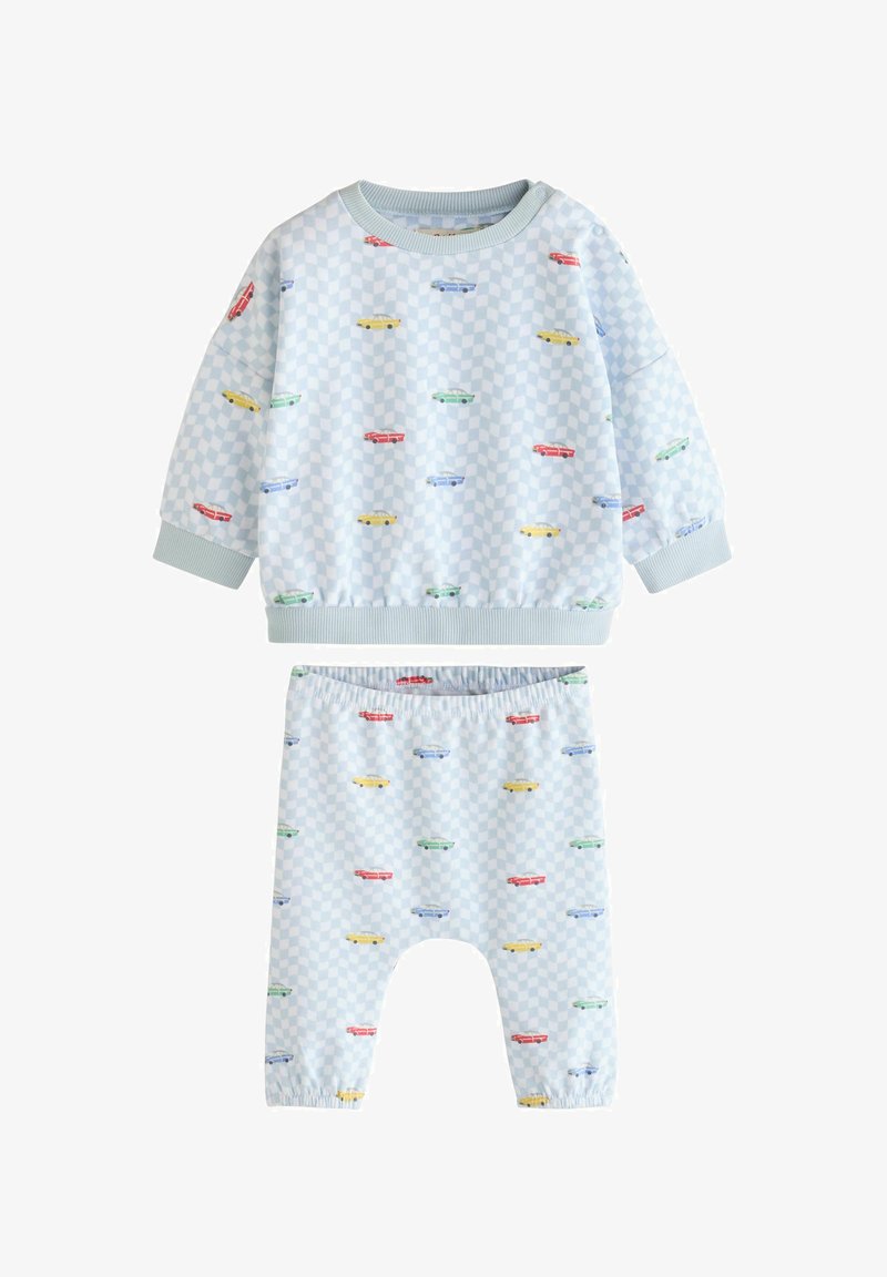 Kék kockás mintázatú babaöltözet, hosszú ujjú felsővel és hozzáillő nadrággal, színes autóillusztrációkkal díszítve.