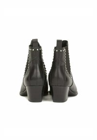 Zwarte leren enkellaarsjes met een middelhoge hak, voorzien van studs langs de zijkanten en elastische inzetten voor een perfecte pasvorm.