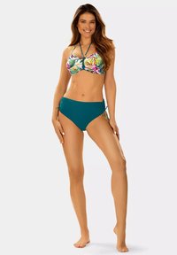 Zestaw bikini z kolorowym kwiatowym wzorem na górze i turkusowymi majtkami z wysokim stanem. Góra ma regulowane ramiączka i wiązania. Gładka tekstura.