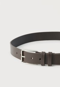 Ceinture en cuir marron avec une finition lisse, boucle en métal argenté et plusieurs trous d'ajustement pour une flexibilité de taille.