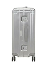 Valigia rigida argentata con scanalature verticali, doppie serrature a combinazione, maniglia e quattro ruote per la mobilità.