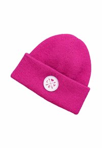 Gorro de punto fucsia con doblez, que presenta un parche circular blanco con un gráfico de 'amor' y flechas en el centro.