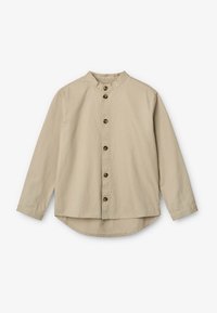 Camicia a maniche lunghe beige con colletto arrotondato, dotata di una patta centrale con bottoni marroni e orlo curvo. Texture morbida.