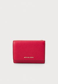 Portofel roșu din piele cu finisaj texturat, având logo-ul auriu "MICHAEL KORS", de formă rectangulară compactă, cu design pliat și închidere cu fermoar.