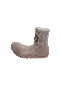 Zapato para niño pequeño en suave color beige con calcetín integrado, suela de goma y decoración de mariposa en la zona del tobillo.