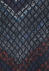 Textilie s diamantovým vzorem v tmavě modré a černé barvě, s vířivými vícebarevnými akcenty a texturovaným povrchem.