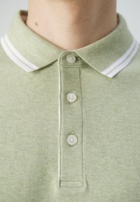 Michael Kors GREENWICH - Polokošeľa - light sage heater