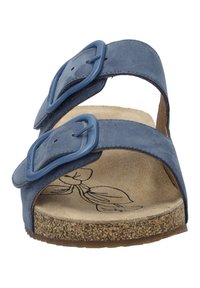 Niebieskie zamszowe sandały z dwoma regulowanymi paskami i plastikowymi klamrami. Korkowa wkładka z kwiatowym wzorem na wewnętrznej stronie. Płaska podeszwa.