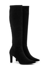 Czarne kozaki do kolan wykonane z miękkiego materiału, z ostrym noskiem i umiarkowanym obcasem blokowym. Szwy dekoracyjne na górze.