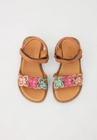 Bruine leren sandalen met een dubbelriemontwerp, voorzien van gegraveerde bloemaccenten in roze, turkoois en lichtroze aan de voorkant.