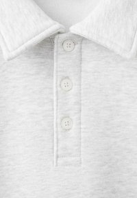 Jasnoszara koszulka polo o fakturowanej powierzchni, z klasycznym kołnierzykiem, czterema białymi guzikami i prostym, pozbawionym wzorów designem.