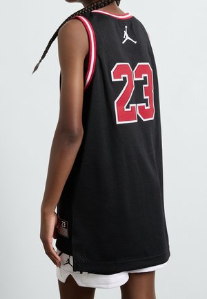 Zwarte basketbalshirt met rode accenten, voorzien van het nummer 23 en een logo op de achterkant, gemaakt van ademend meshmateriaal.