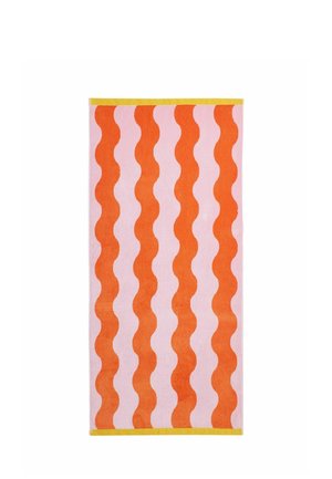 Håndklæde med lodrette orange bølgede striber på en pink baggrund, kantet med gule kanter øverst og nederst.