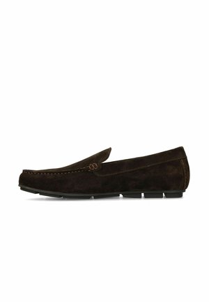 Donkerbruine suède loafers met een lage, instapontwerp, voorzien van contrasterende stiksels en een gladde rubberen zool.