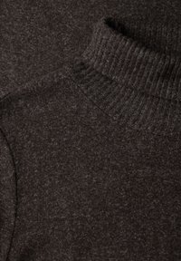 Maglione a collo alto grigio scuro con colletto a coste, tessuto morbido e motivo leggermente screziato su tutta la stoffa.