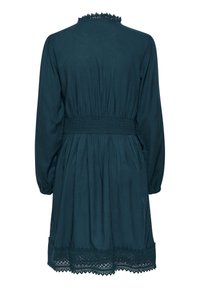 Sötét türkizkék ruha hosszú ujjakkal, elasztikus derékpánttal, redős textúrával és csipkebetéttel a nyakkivágásnál és az alján.