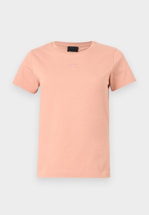 Lyserosa T-skjorte med korte ermer og rund hals, med en subtil liten brodert logo midt på brystet, enkel design, vist på nøytral bakgrunn.