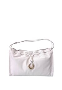 Borsa in pelle bianca con tracolla regolabile, chiusura a coulisse e dettagli ad anello in tono oro. Presenta una texture liscia e un design minimalista.