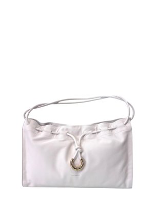 Bolso de piel blanca con correa ajustable, cierre de cordón y detalle de anillo en tono dorado. Presenta una textura suave y un diseño minimalista.
