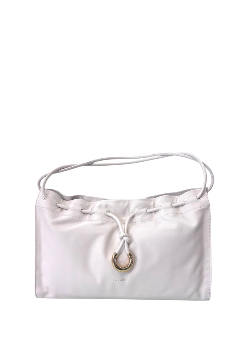 Borsa in pelle bianca con tracolla regolabile, chiusura a coulisse e dettagli ad anello in tono oro. Presenta una texture liscia e un design minimalista.