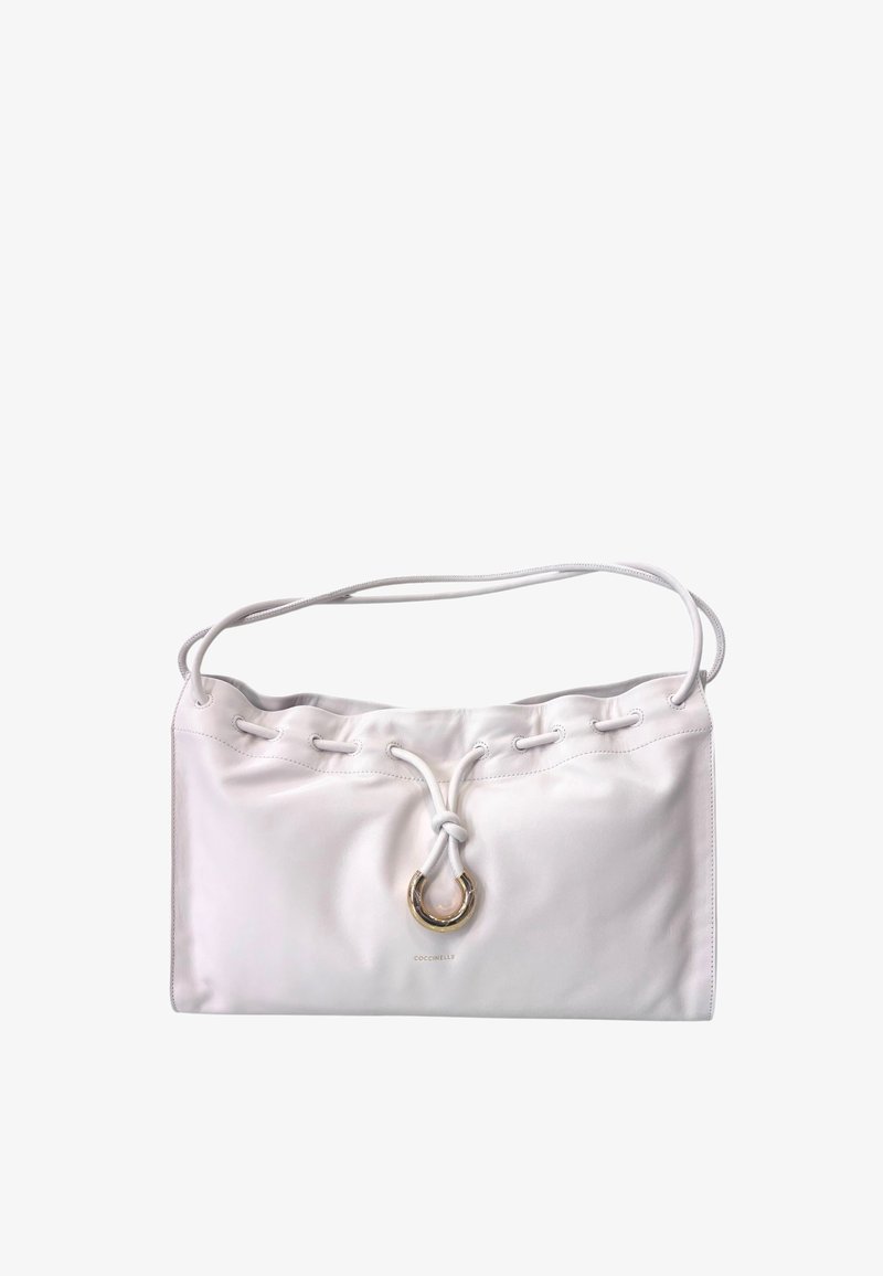 Borsa in pelle bianca con tracolla regolabile, chiusura a coulisse e dettagli ad anello in tono oro. Presenta una texture liscia e un design minimalista.