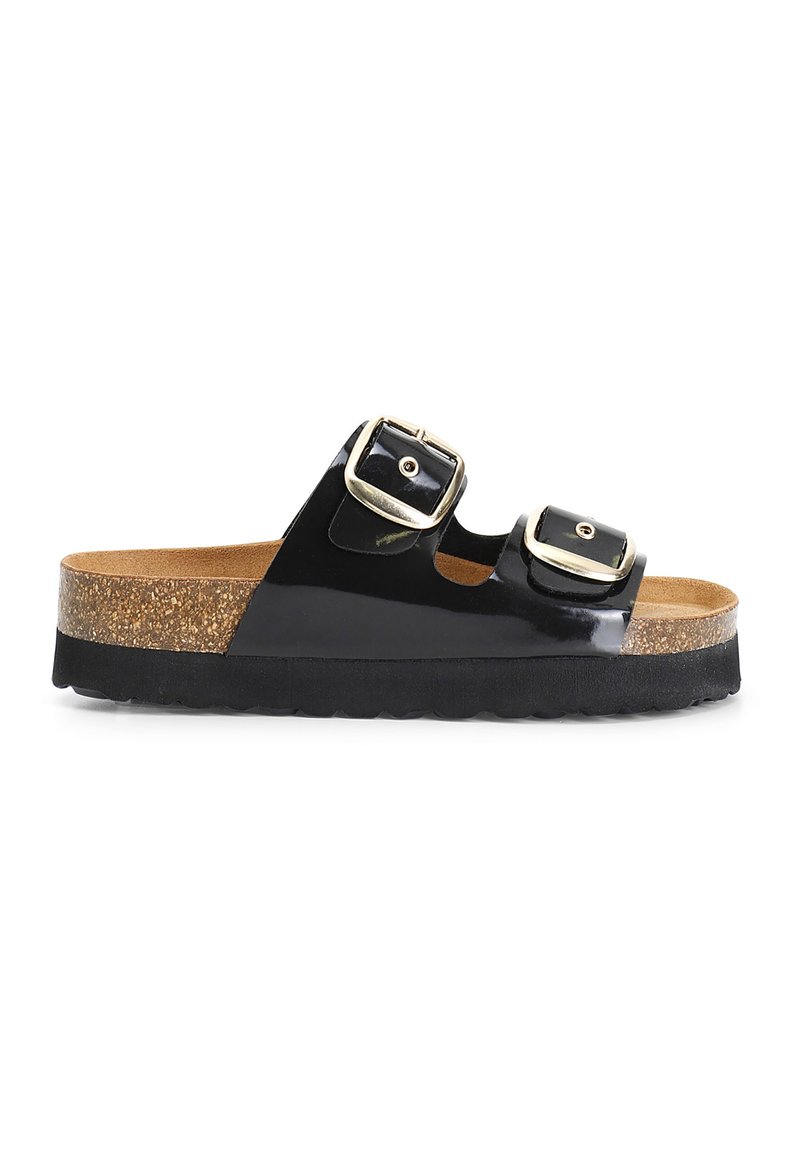 Sandalo slide in patent nero con due fibbie regolabili, suola intermedia in sughero e suola in gomma. Design piatto, con punta aperta e finitura texturizzata.